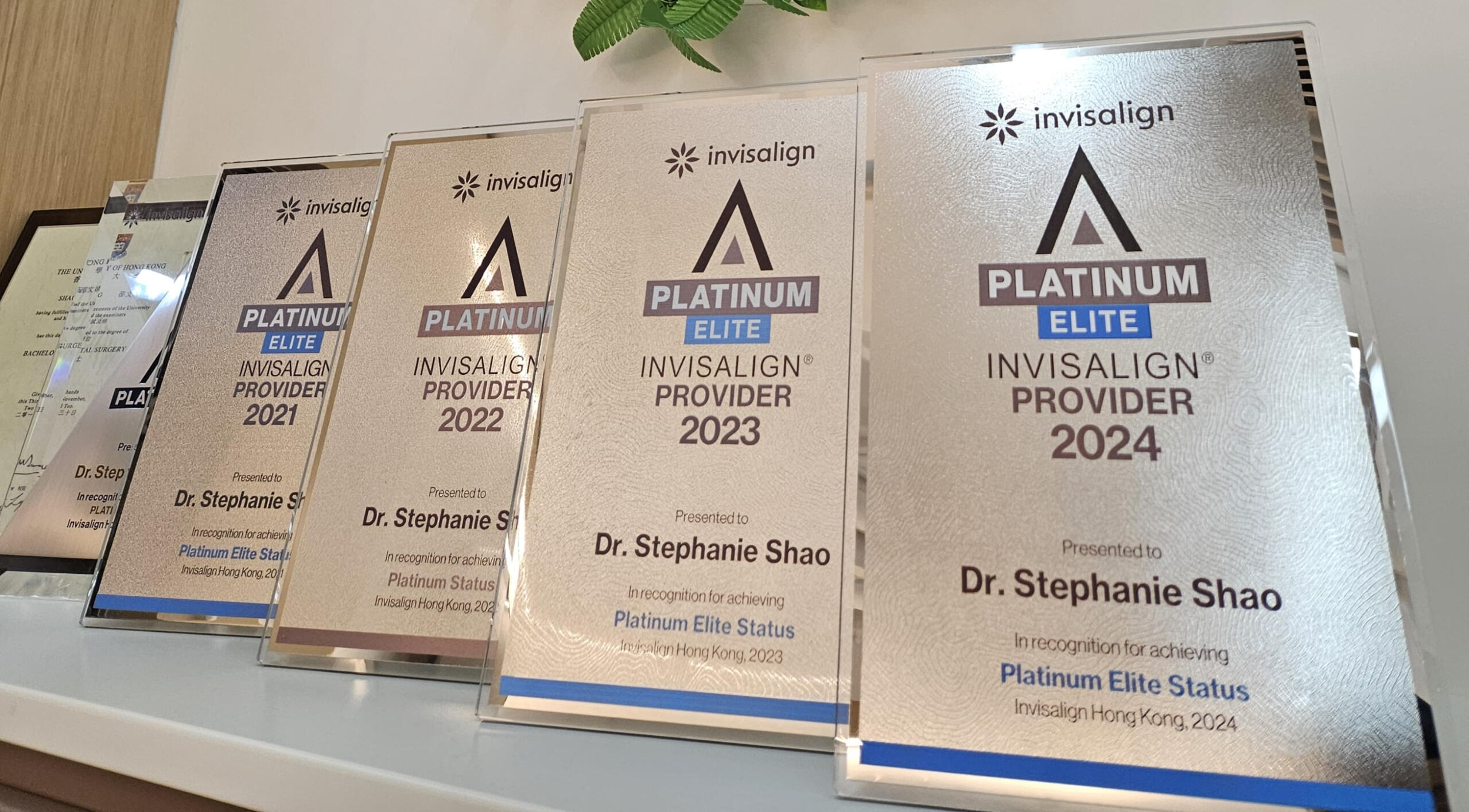 邵文婧醫生和她的專業團隊憑藉豐富經驗與精湛技術,持續獲得Invisalign隱適美頒發的年度大獎。這份殊榮不僅是對團隊專業水平的肯定,更是無數燦爛笑容的最佳見證。我們堅持以最高標準打造完美齒列,讓每位追求自信笑容的朋友都能享受最安心的矯齒體驗。